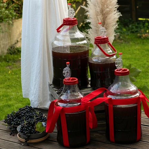 Lichte, onbreekbare wijnballon met draagriemen, 15 L - 13 ['wijnballonnen', ' bierballonnen', ' wijncontainers', ' biercontainers', ' PET-containers', ' breedmondballonnen', ' wijnsets', ' onbreekbare containers', ' fermentatiecontainers', ' fermentatieballonnen', ' ballonnen met schroefdop', ' ballonnen met accessoires', ' wijnnieuwigheden', ' huiswijnen', ' huisbieren', ' draagriemen', ' ballonnen', ' van kunststof', ' onbreekbaar', ' fermentor', ' demijohn', ' mandfles', ' gallon', ' wijn', ' bier', ' met draagriemen', ' set']