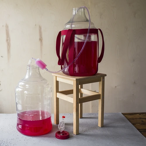 Lichte, onbreekbare wijnballon met draagriemen, 25 L - 19 ['wijnballonnen', ' bierballonnen', ' wijncontainers', ' biercontainers', ' PET-containers', ' breedmondballonnen', ' wijnsets', ' onbreekbare containers', ' fermentatiecontainers', ' fermentatieballonnen', ' ballonnen met schroefdop', ' ballonnen met accessoires', ' wijnnieuwigheden', ' huiswijnen', ' huisbieren', ' draagriemen', ' ballonnen', ' van kunststof', ' onbreekbaar', ' fermentor', ' demijohn', ' mandfles', ' gallon', ' wijn', ' bier', ' met draagriemen', ' set']