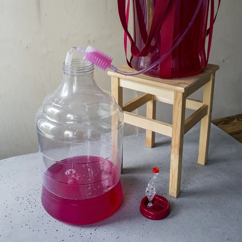 Lichte, onbreekbare wijnballon met draagriemen, 25 L - 20 ['wijnballonnen', ' bierballonnen', ' wijncontainers', ' biercontainers', ' PET-containers', ' breedmondballonnen', ' wijnsets', ' onbreekbare containers', ' fermentatiecontainers', ' fermentatieballonnen', ' ballonnen met schroefdop', ' ballonnen met accessoires', ' wijnnieuwigheden', ' huiswijnen', ' huisbieren', ' draagriemen', ' ballonnen', ' van kunststof', ' onbreekbaar', ' fermentor', ' demijohn', ' mandfles', ' gallon', ' wijn', ' bier', ' met draagriemen', ' set']
