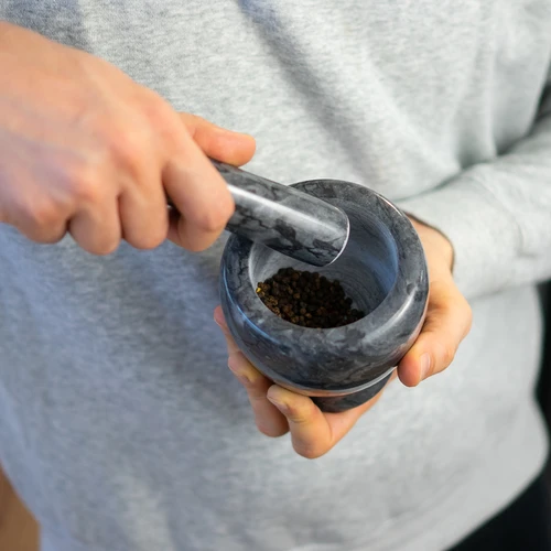 Marmeren keuken vijzel, zwart, ø 10,5 cm - 13 ['vijzel', ' vijzel met stamper', ' marmeren vijzel', ' stenen vijzel', ' vijzel van steen', ' keuken vijzel', ' vijzel voor kruiden', ' vijzel van marmer', ' decoratieve vijzel', ' keuken vijzel', ' vijzel voor kruiden', ' vijzel voor specerijen', ' elegante vijzel', ' mooie vijzel']