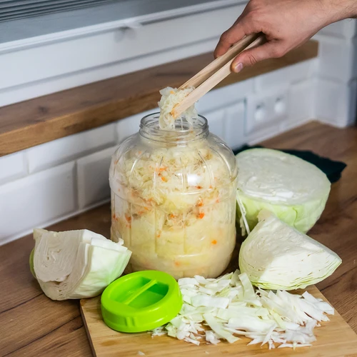 Onbreekbare, multifunctionele pot voor inmaken + tang, 5L - 9 ['ingemaakte augurken', ' ingemaakte bloemkool', ' ingemaakte bieten', ' bietenzuurdesem', ' kunststof pot', ' plastic pot', ' zelfgemaakte ingemaakte groenten', ' pot 5L', ' pot met certificaat voor inmaken', ' tang voor augurken', ' pot met tang']