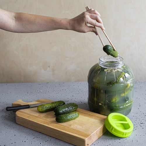 Onbreekbare, multifunctionele pot voor inmaken + tang, 5L - 4 ['ingemaakte augurken', ' ingemaakte bloemkool', ' ingemaakte bieten', ' bietenzuurdesem', ' kunststof pot', ' plastic pot', ' zelfgemaakte ingemaakte groenten', ' pot 5L', ' pot met certificaat voor inmaken', ' tang voor augurken', ' pot met tang']