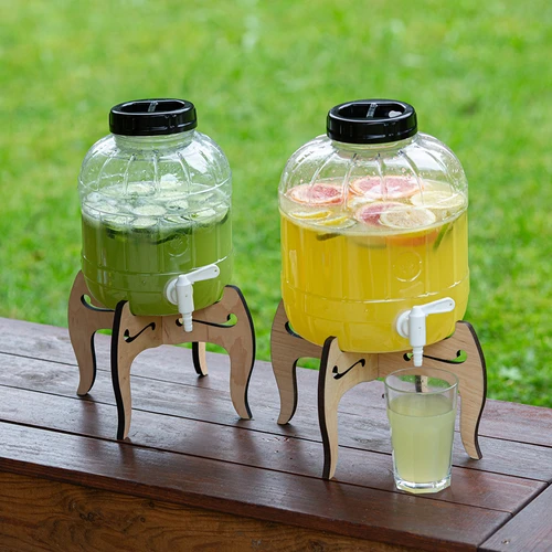 Onbreekbare pot 5L met kraan en tweezijdige houten standaard - 18 ['onbreekbare pot', ' plastic pot', ' pot voor limonade', ' pot voor punch', ' pot op standaard', ' pot met kraan', ' citroenlimonade', ' limonade', ' punch', ' sangria', ' pot op standaard', ' pot voor dranken', ' pot voor likeur', ' voor kerstthee', ' pot voor alcohol']