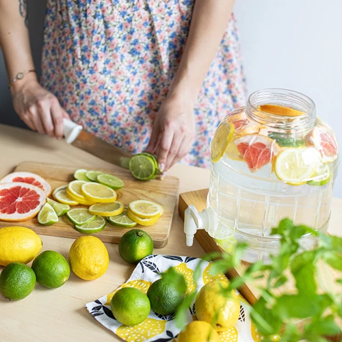 Onbreekbare pot 8L met kraan en tweezijdige houten standaard - 13 ['onbreekbare pot', ' plastic pot', ' pot voor limonade', ' pot voor punch', ' pot op standaard', ' pot met kraan', ' citroenlimonade', ' limonade', ' punch', ' sangria', ' pot op standaard', ' pot voor dranken', ' pot voor likeur', ' voor kerstthee', ' pot voor alcohol']