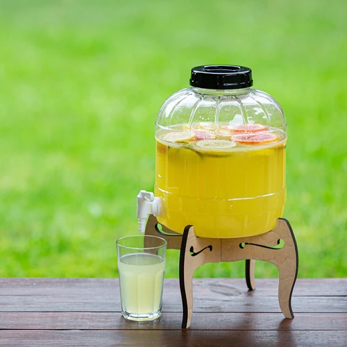 Onbreekbare pot 8L met kraan en tweezijdige houten standaard - 18 ['onbreekbare pot', ' plastic pot', ' pot voor limonade', ' pot voor punch', ' pot op standaard', ' pot met kraan', ' citroenlimonade', ' limonade', ' punch', ' sangria', ' pot op standaard', ' pot voor dranken', ' pot voor likeur', ' voor kerstthee', ' pot voor alcohol']
