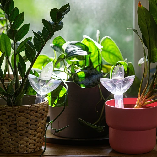 Plantengieter – transparant blad, 120 ml - 9 ['plantengieter', ' gieter', ' gieter in de vorm van een blad', ' originele gieter', ' plantenbescherming', ' plantenverzorging', ' bloemen gieter', ' watergevend blad', ' watergevende bollen', ' watergevende bol', ' design gieter', ' hoe zorg je voor planten', ' mooie huisaccessoires', ' design gieters', ' unieke watergevende bollen', ' universele gieter', ' transparante gieter', ' gieter voor kleine planten en potbloemen']