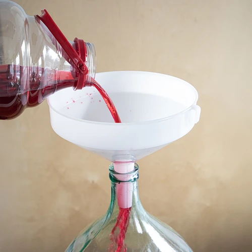 Plastic trechter fi 35 cm - 6 ['trechter voor ballonnen', ' trechter voor wijn', ' trechter voor most', ' trechter voor bier', ' trechter voor sap', ' grote ronde trechter', ' plastic trechter', ' goede trechter', ' kunststof trechters', ' trechter voor vloeistoffen', ' trechter voor het vullen van ballonnen', ' praktische trechter', ' ruime trechter', ' trechter met een diameter van 35 cm', ' trechter met fi 35 cm', ' brede trechter voor het gieten van vloeistoffen', ' wijnaccessoires', ' brouwaccessoires', ' trechter voor zelfgemaakte sappen', ' comfortabele wijntrechter', ' thuis wijn maken', ' accessoires voor thuisverwerking', ' grote keukentrechter', ' grote universele trechter', ' trechter met ontluchter']