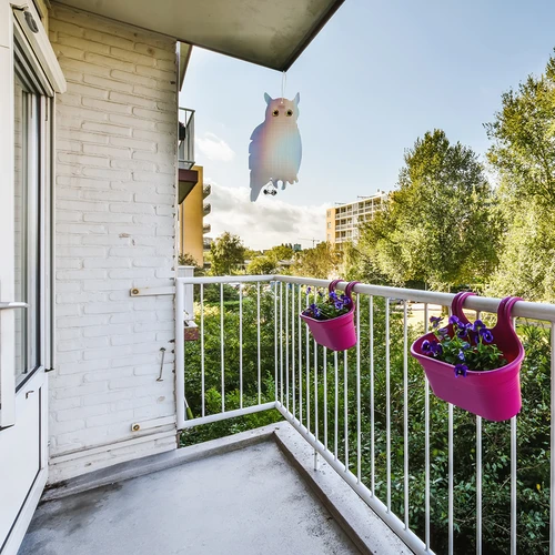 Reflecterende vogelafschrikhanger - uil met belletjes - 11 ['vogelverschrikker', ' vogelafschrikuil', ' reflecterende afschrikker', ' reflecterende uil met belletjes', ' bescherming van gewassen en boomgaarden tegen vogels', ' bescherming van tuinen', ' percelen en tuinhuisjes tegen vogels', ' bescherming van bomen en struiken tegen vogels', ' effectieve vogelverschrikker', ' uil tegen vogels', ' uil met reflectoren en geluid tegen vogels', ' vogelverschrikker in de vorm van een uil', ' afschrikken van duiven', ' spreeuwen', ' kraaien', ' hanger voor vogels', ' hanger om vogels af te schrikken']