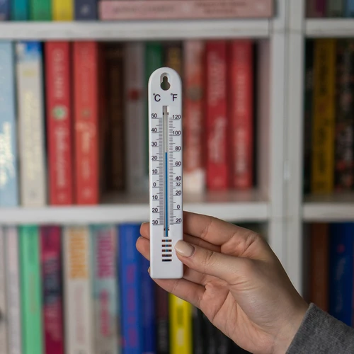 Universele thermometer (-30 tot +50°C), 17 cm, wit - 3 ['thermometer', ' universele thermometer', ' thermometer van kunststof', ' thermometer met duidelijke schaal', ' thermometer met dubbele schaal in °C en °F', ' thermometer voor ruimtes met hoge luchtvochtigheid', ' buitenthermometer tot -30°C', ' vochtbestendige thermometer', ' thermometer in witte kleur', ' stevige thermometer']