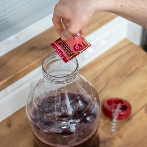 Wijngist Bourgogne zonder vermenigvuldiging, 20 ml - 3 ['gist voor rode wijn', ' welke gist voor aronia', ' gist voor donkere druiven', ' aroniawijn', ' druivenwijn', ' zonder vermenigvuldiging', ' vloeibare gist', ' wijngist', ' huisgemaakte wijn', ' bessenwijn', ' vlierbessenwijn']