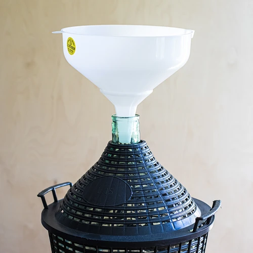 Witte plastic trechter fi 25cm - 3 ['wijn trechter', ' trechter voor ballonnen', ' trechter voor wijnballonnen', ' universele trechter', ' voor wijnfiltratie', ' wijnaccessoires']