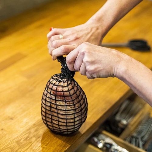 Zwart vleeswaren net met afmetingen 18 cm x 5 m, met thermische weerstand tot 220°C - 4 ['net voor ham', ' voedingsnet', ' net voor vleeswaren', ' net voor het roken van vleeswaren', ' net voor gerijpte vleeswaren']