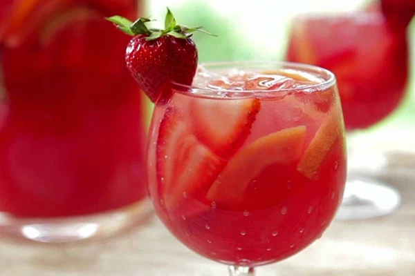 Aardbeienwijn met een vleugje vlierbloesem