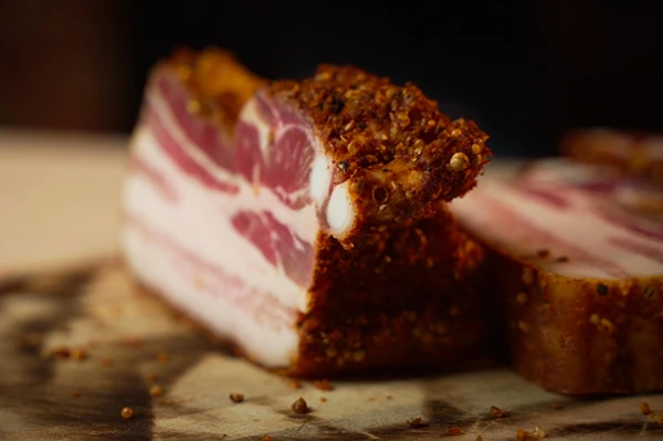 Boczek wędzony w stylu pastrami