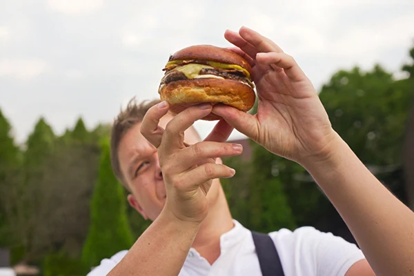 Burger met bananenketchup, spek en whiskymayonaise