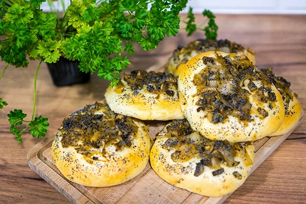 Cebularze drożdżowe z pieczarkami