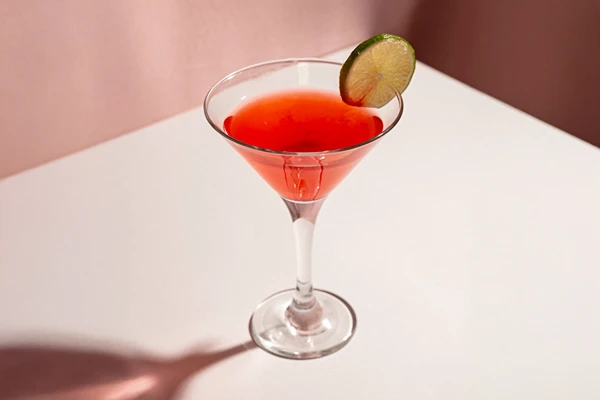 Cosmopolitan - tijdloze cocktail in huisgemaakte versie