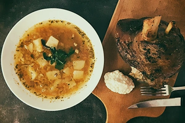 Erwtensoep met varkensschenkel