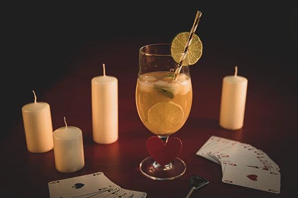 Exotische voorspelling - citrus-Andrzejki-cocktail
