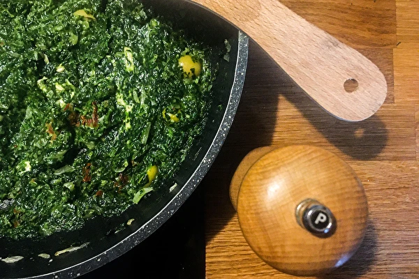 Gebakken pierogi met spinazie