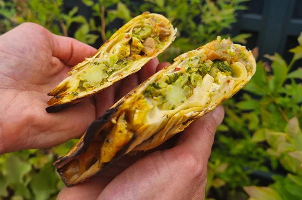 Gegrilde tortilla’s met gerookte zalm en broccoli