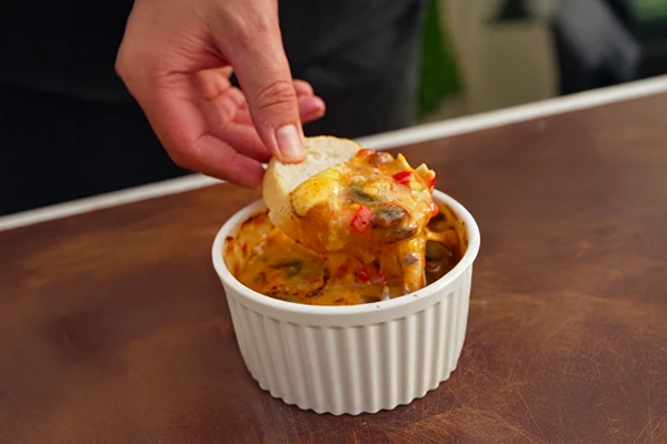 Gesmolten camembert met perzikjam