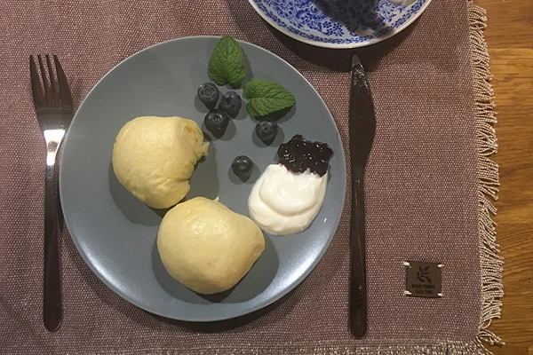 Gestoomde knoedels met blauwe bessen