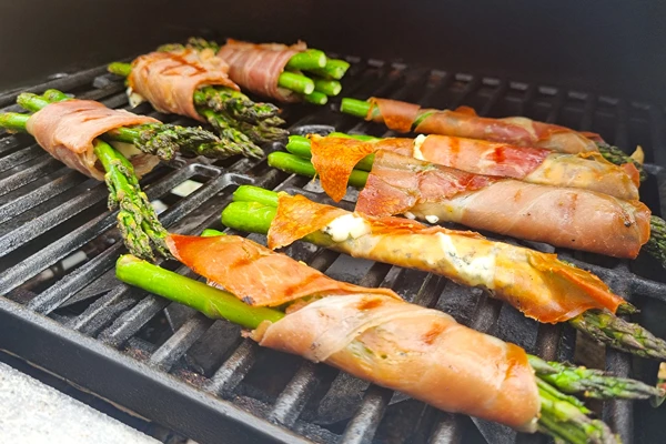 Groene asperges in Parmaham van de gasbarbecue