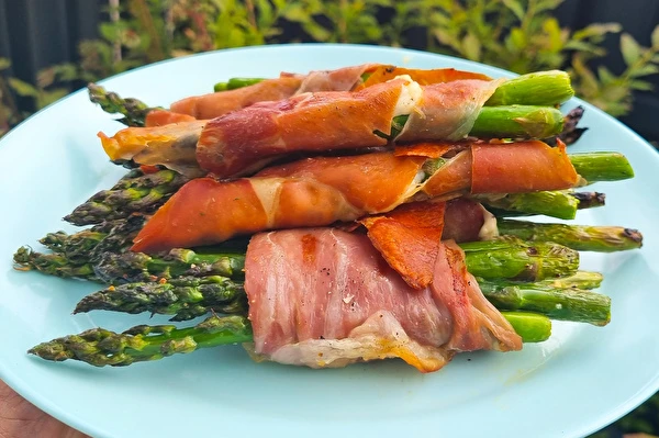 Groene asperges in Parmaham van de gasbarbecue