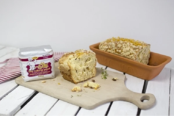 Huisgemaakt gistgebak met bessen en kruimeltopping