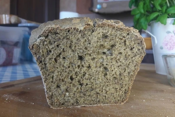 Huisgemaakt glutenvrij brood met hennepmeel