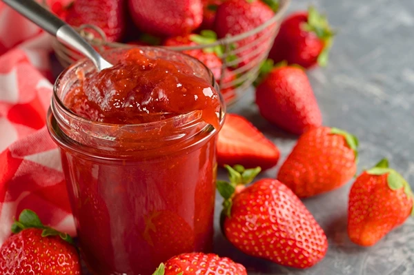 Huisgemaakte aardbeienjam met een verlaagd suikergehalte