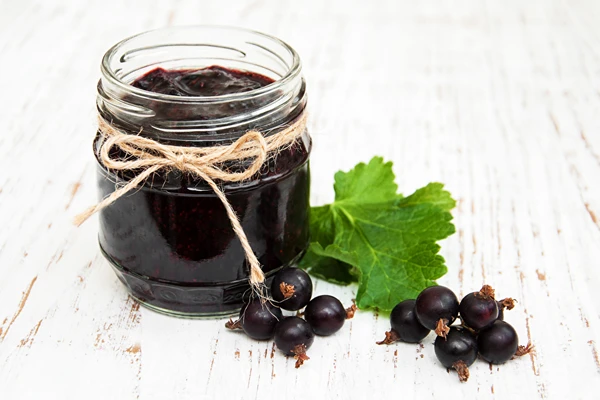 Jam van zwarte bessen en appels