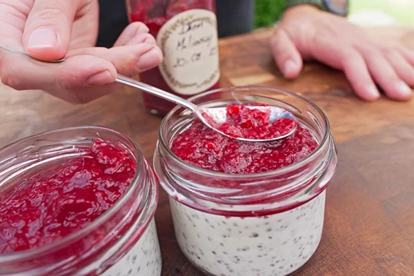 Kokos-chiapudding met frambozenjam