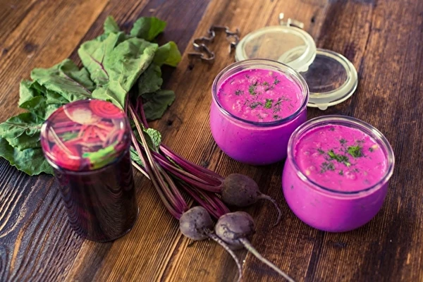 Koude bietensoep met fermentatievocht van gefermenteerde bieten