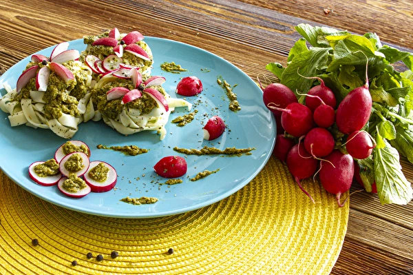 Pesto van radijsbladeren