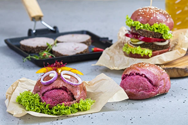 Rode broodjes met biet