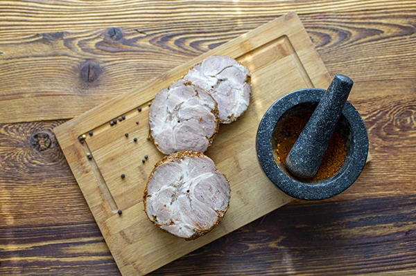 Varkensnek uit de hamkoker