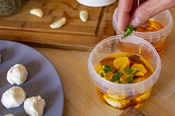 Yoghurtballetjes in olijfolie met kruiden en specerijen