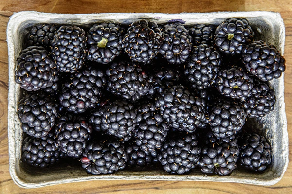 Zelfgemaakte halfzoete bramenwijn