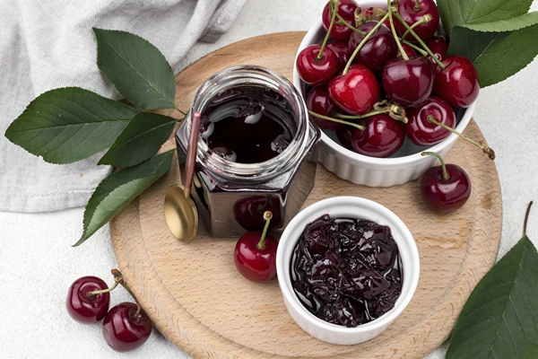 Zelfgemaakte zure kersenjam