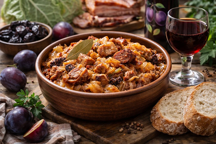 Huisgemaakte bigos met pruimenwijn
