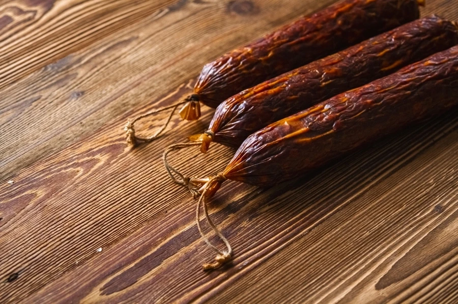 Wędzona kiełbasa krakowska